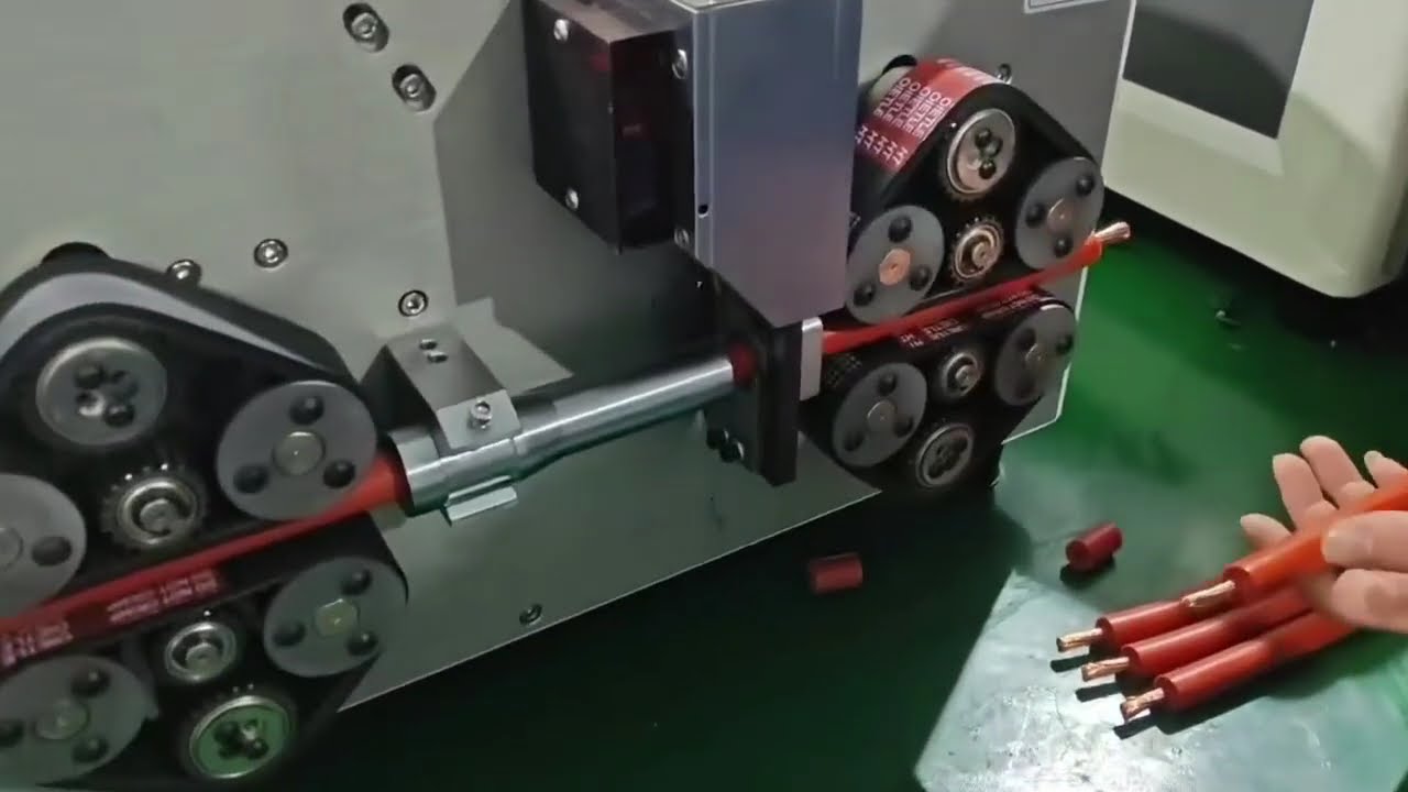 106 Fully Automatic Large Square Wire Stripping Machine Cutting and Stripping 70 Square Single Core